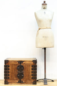 珍品!! 迫力ある装飾金具で飾られた絢爛な観音扉の小型帳場箪笥　BB3105