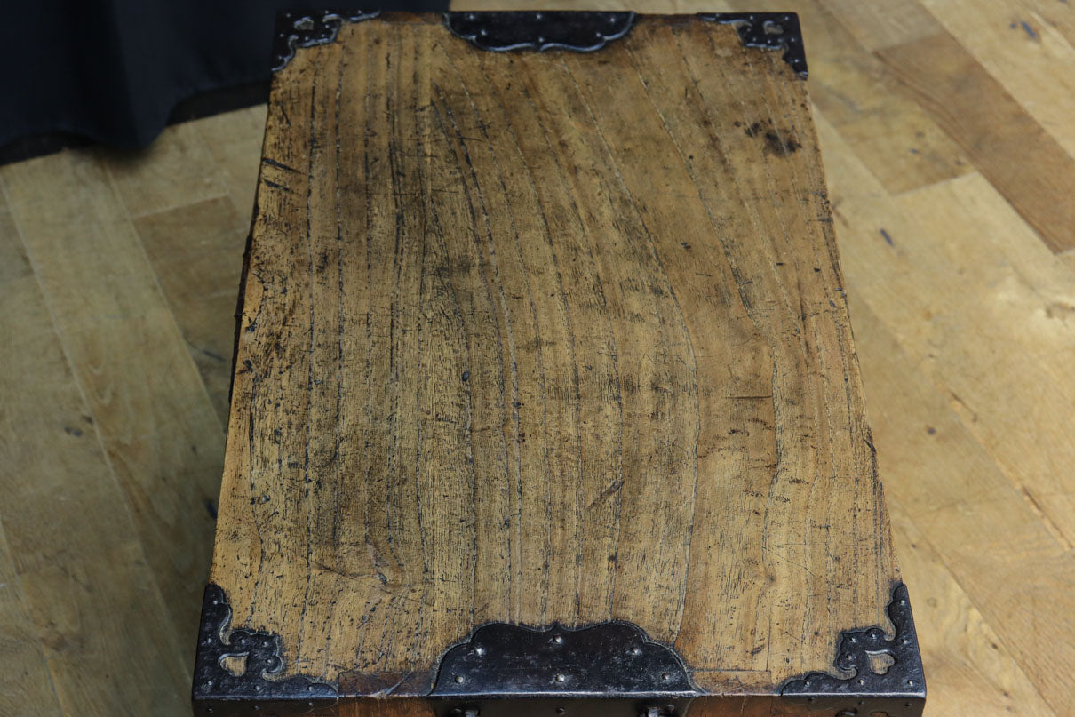 珍品!! 迫力ある装飾金具で飾られた絢爛な観音扉の小型帳場箪笥　BB3105