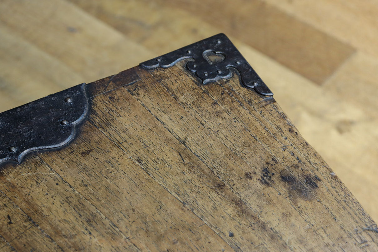 珍品!! 迫力ある装飾金具で飾られた絢爛な観音扉の小型帳場箪笥　BB3105