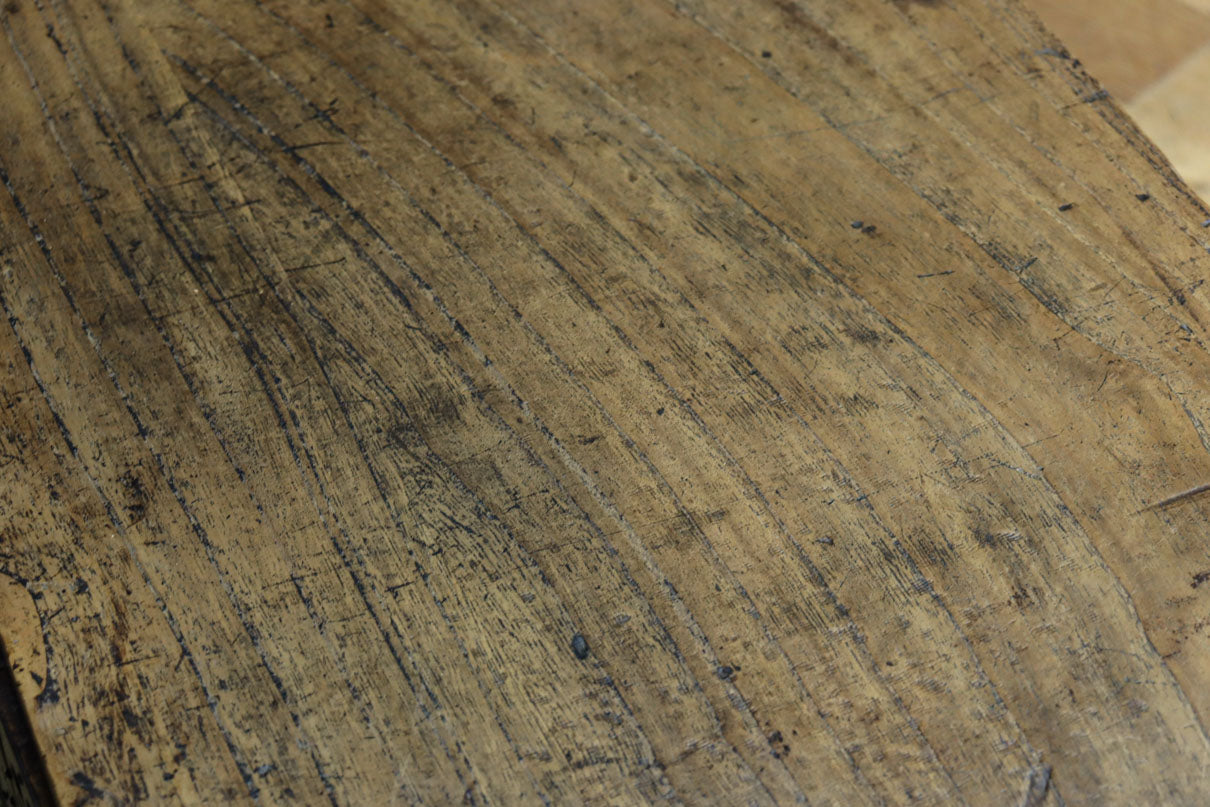 珍品!! 迫力ある装飾金具で飾られた絢爛な観音扉の小型帳場箪笥　BB3105