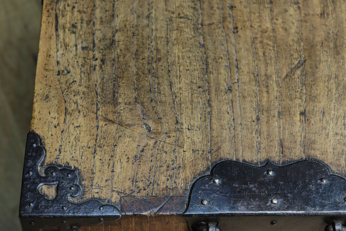 珍品!! 迫力ある装飾金具で飾られた絢爛な観音扉の小型帳場箪笥　BB3105