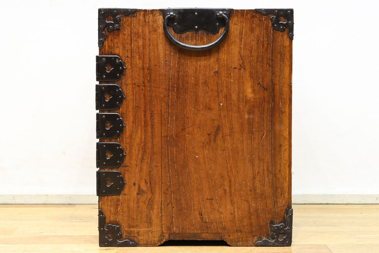 珍品!! 迫力ある装飾金具で飾られた絢爛な観音扉の小型帳場箪笥　BB3105