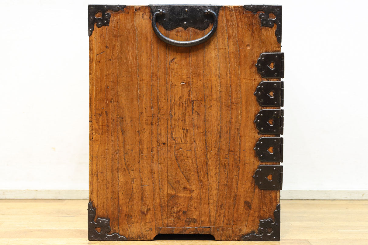 珍品!! 迫力ある装飾金具で飾られた絢爛な観音扉の小型帳場箪笥　BB3105