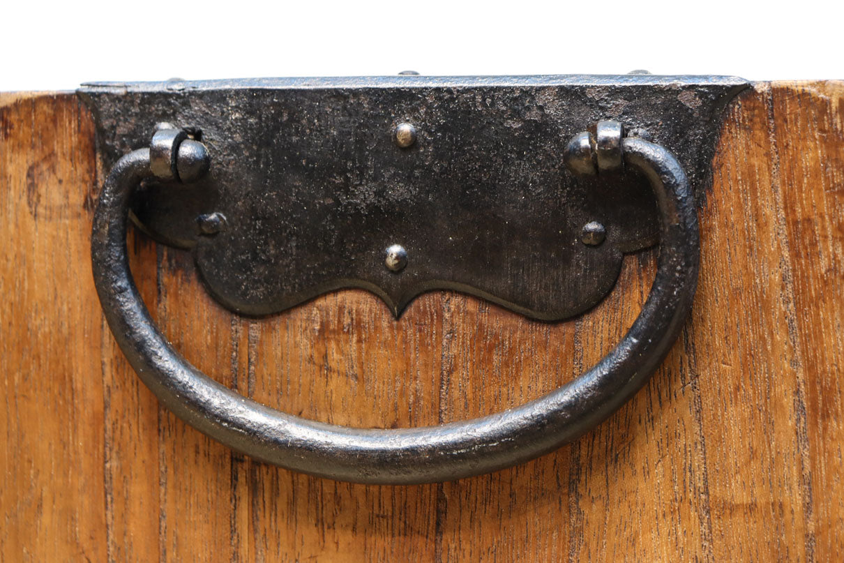 珍品!! 迫力ある装飾金具で飾られた絢爛な観音扉の小型帳場箪笥　BB3105