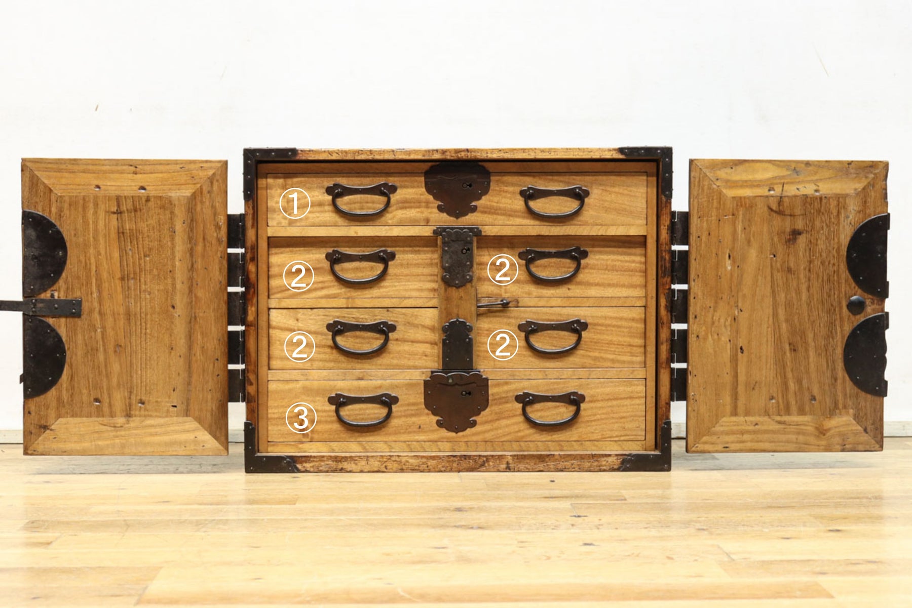 珍品!! 迫力ある装飾金具で飾られた絢爛な観音扉の小型帳場箪笥　BB3105