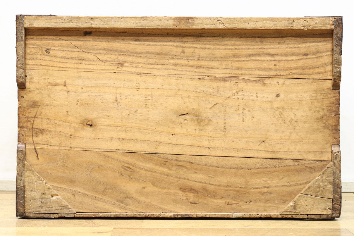 珍品!! 迫力ある装飾金具で飾られた絢爛な観音扉の小型帳場箪笥　BB3105