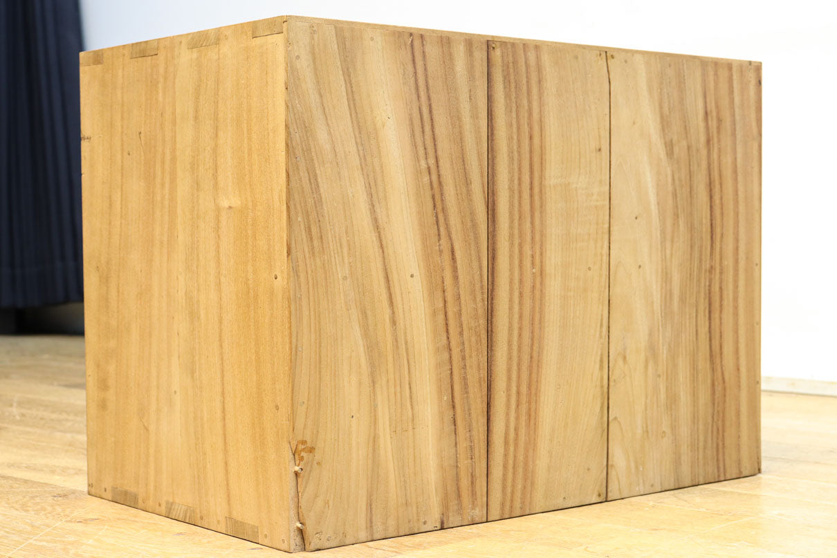 珍品!! 迫力ある装飾金具で飾られた絢爛な観音扉の小型帳場箪笥　BB3105