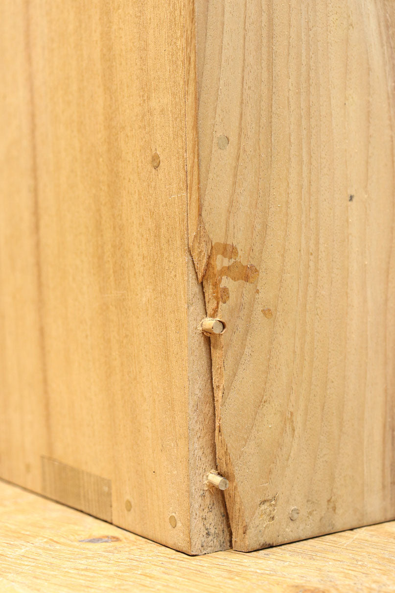 珍品!! 迫力ある装飾金具で飾られた絢爛な観音扉の小型帳場箪笥　BB3105