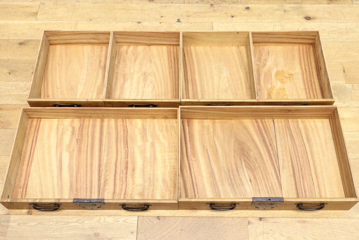 珍品!! 迫力ある装飾金具で飾られた絢爛な観音扉の小型帳場箪笥　BB3105