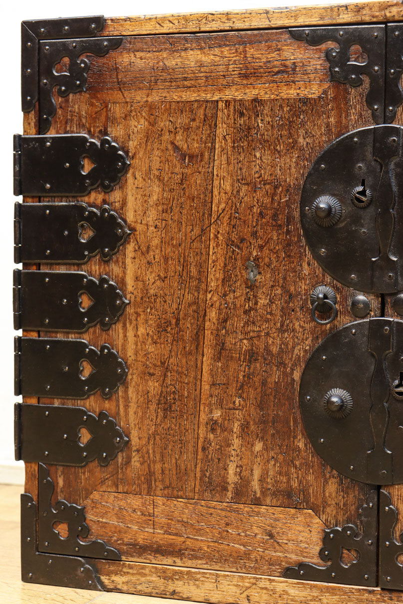 珍品!! 迫力ある装飾金具で飾られた絢爛な観音扉の小型帳場箪笥　BB3105