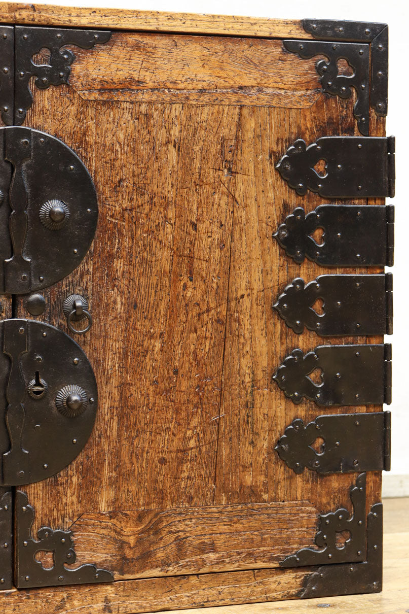 珍品!! 迫力ある装飾金具で飾られた絢爛な観音扉の小型帳場箪笥　BB3105