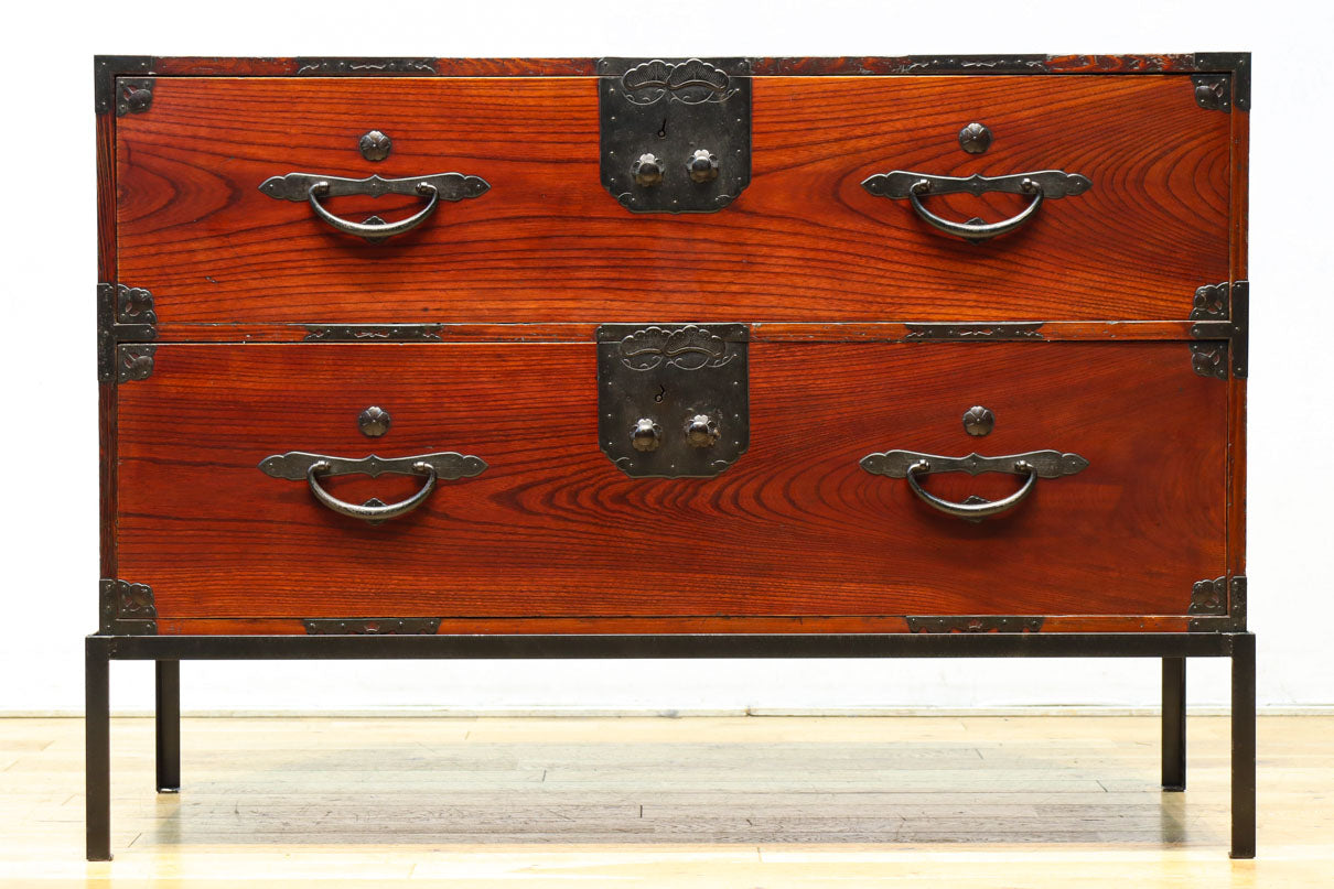 装飾金具が映えるアイアンフレーム付き衣裳箪笥　BB3107