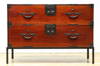 装飾金具が映えるアイアンフレーム付き衣裳箪笥　BB3107