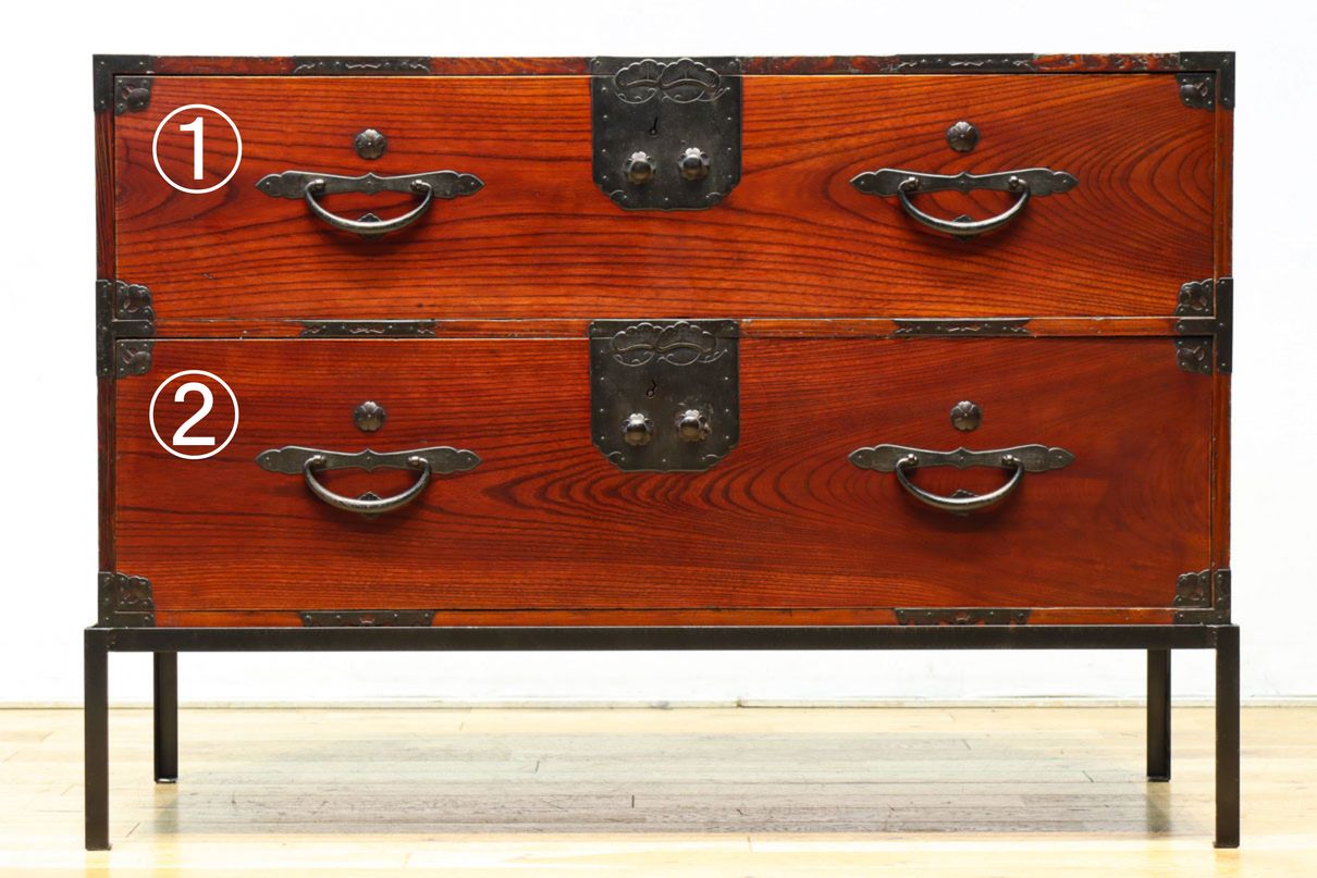 装飾金具が映えるアイアンフレーム付き衣裳箪笥　BB3107