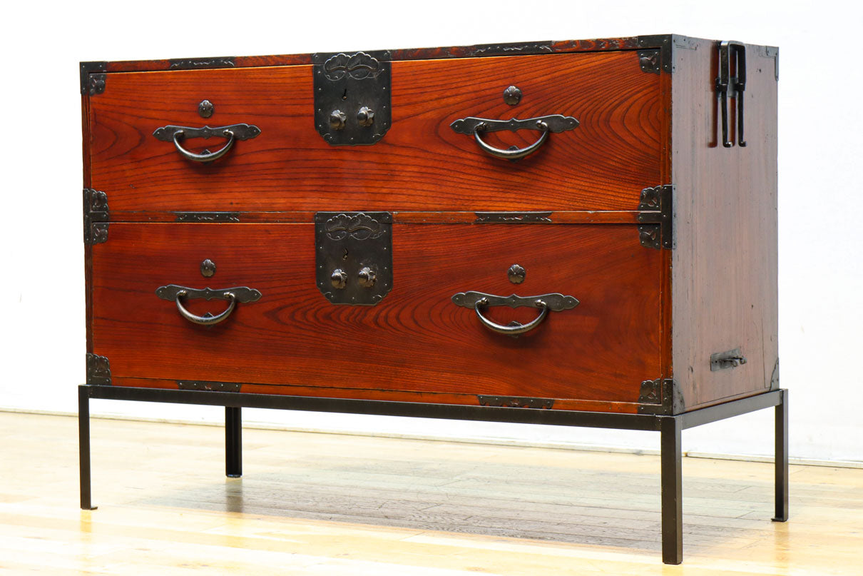 装飾金具が映えるアイアンフレーム付き衣裳箪笥　BB3107