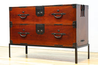 装飾金具が映えるアイアンフレーム付き衣裳箪笥　BB3107