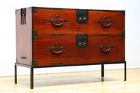 装飾金具が映えるアイアンフレーム付き衣裳箪笥　BB3107