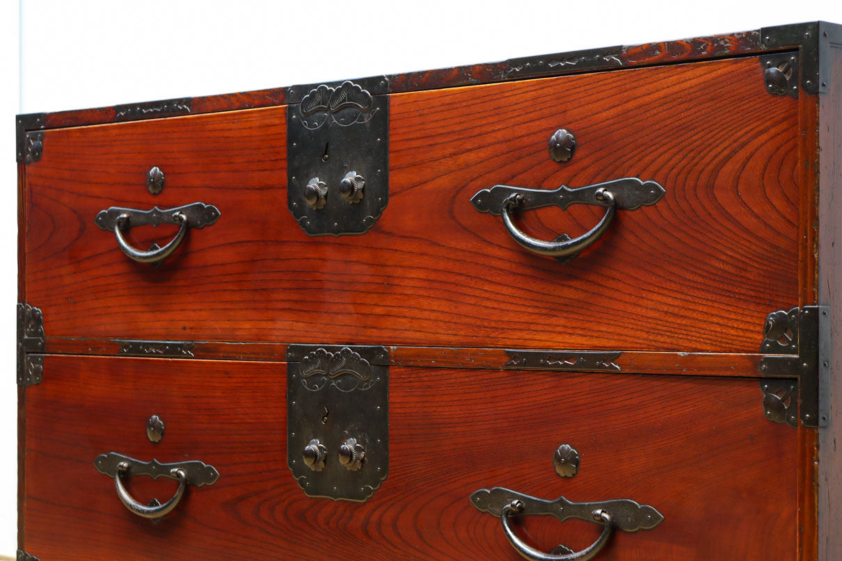 装飾金具が映えるアイアンフレーム付き衣裳箪笥　BB3107