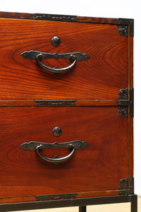 装飾金具が映えるアイアンフレーム付き衣裳箪笥　BB3107