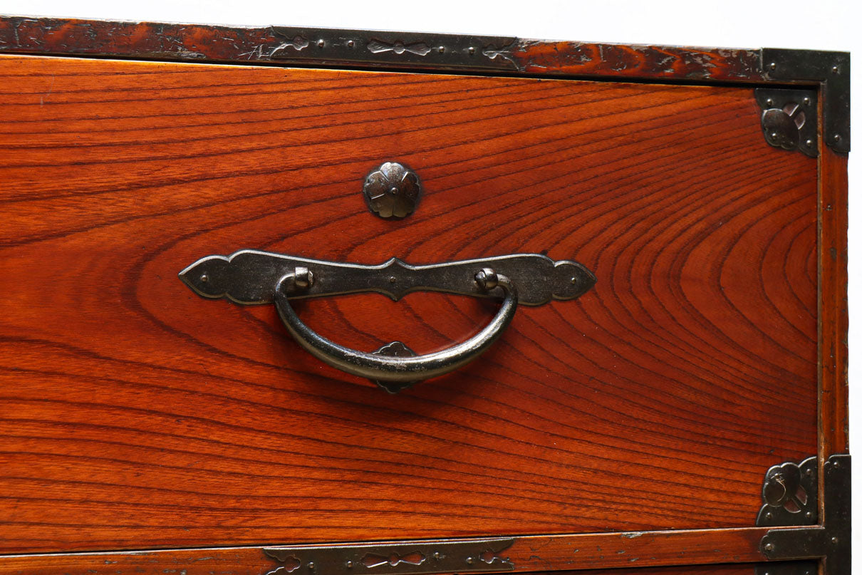 装飾金具が映えるアイアンフレーム付き衣裳箪笥　BB3107