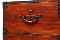 装飾金具が映えるアイアンフレーム付き衣裳箪笥　BB3107