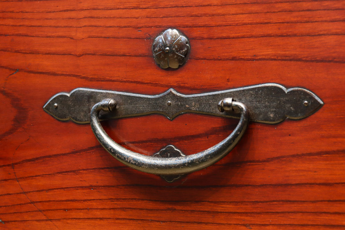 装飾金具が映えるアイアンフレーム付き衣裳箪笥　BB3107