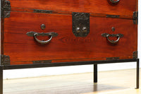 装飾金具が映えるアイアンフレーム付き衣裳箪笥　BB3107