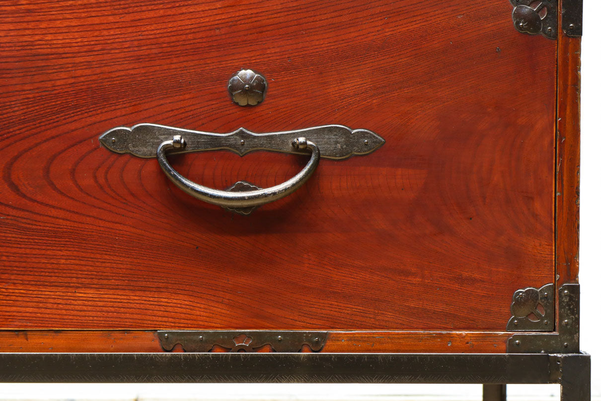 装飾金具が映えるアイアンフレーム付き衣裳箪笥　BB3107