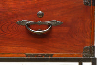 装飾金具が映えるアイアンフレーム付き衣裳箪笥　BB3107