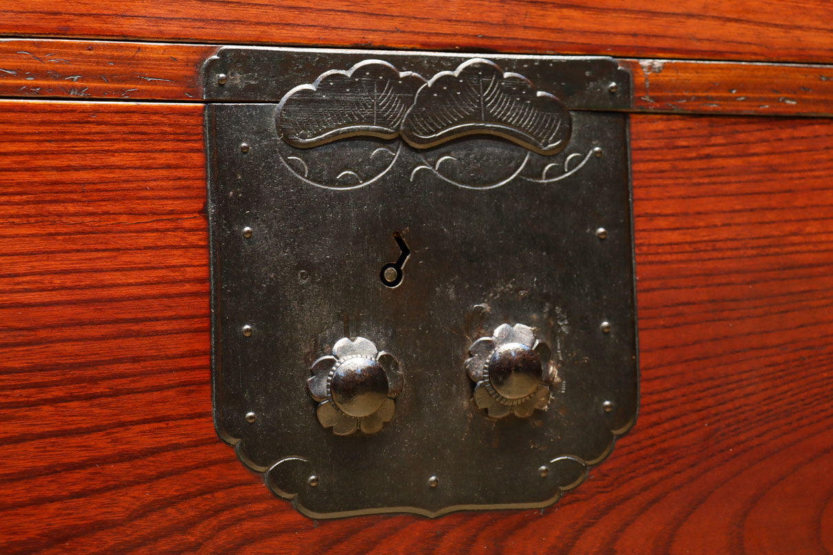 装飾金具が映えるアイアンフレーム付き衣裳箪笥　BB3107