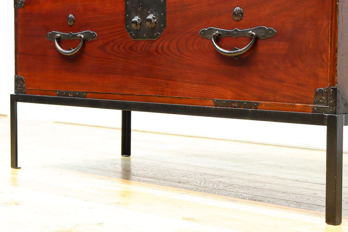 装飾金具が映えるアイアンフレーム付き衣裳箪笥　BB3107