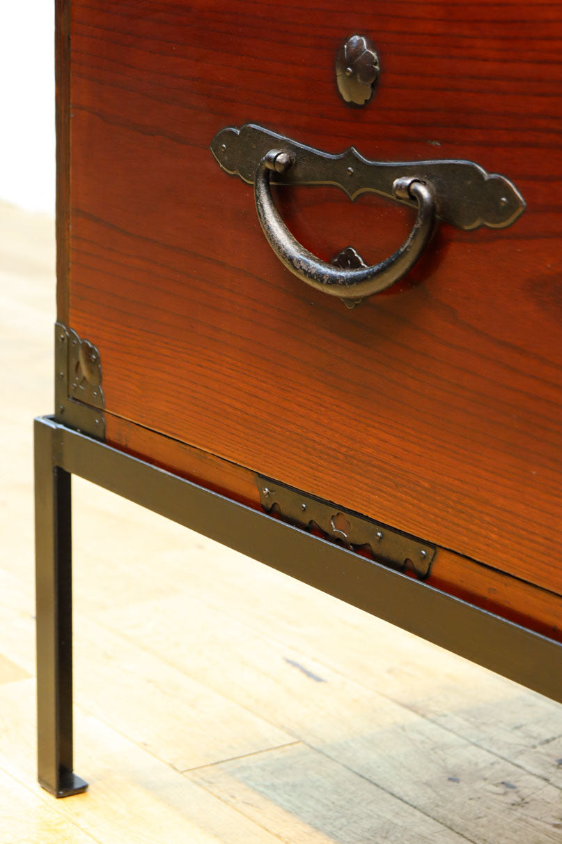 装飾金具が映えるアイアンフレーム付き衣裳箪笥　BB3107