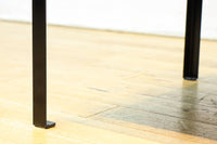 装飾金具が映えるアイアンフレーム付き衣裳箪笥　BB3107