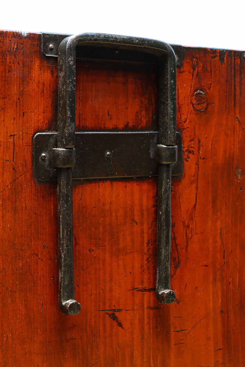 装飾金具が映えるアイアンフレーム付き衣裳箪笥　BB3107