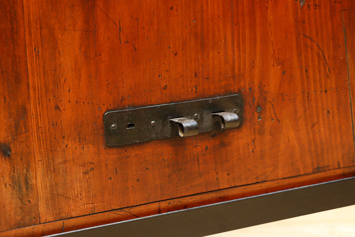 装飾金具が映えるアイアンフレーム付き衣裳箪笥　BB3107