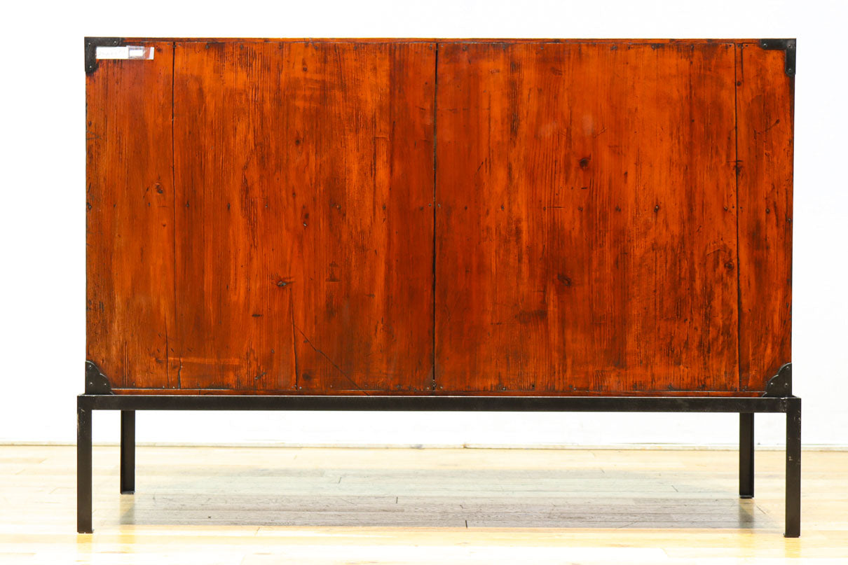 装飾金具が映えるアイアンフレーム付き衣裳箪笥　BB3107