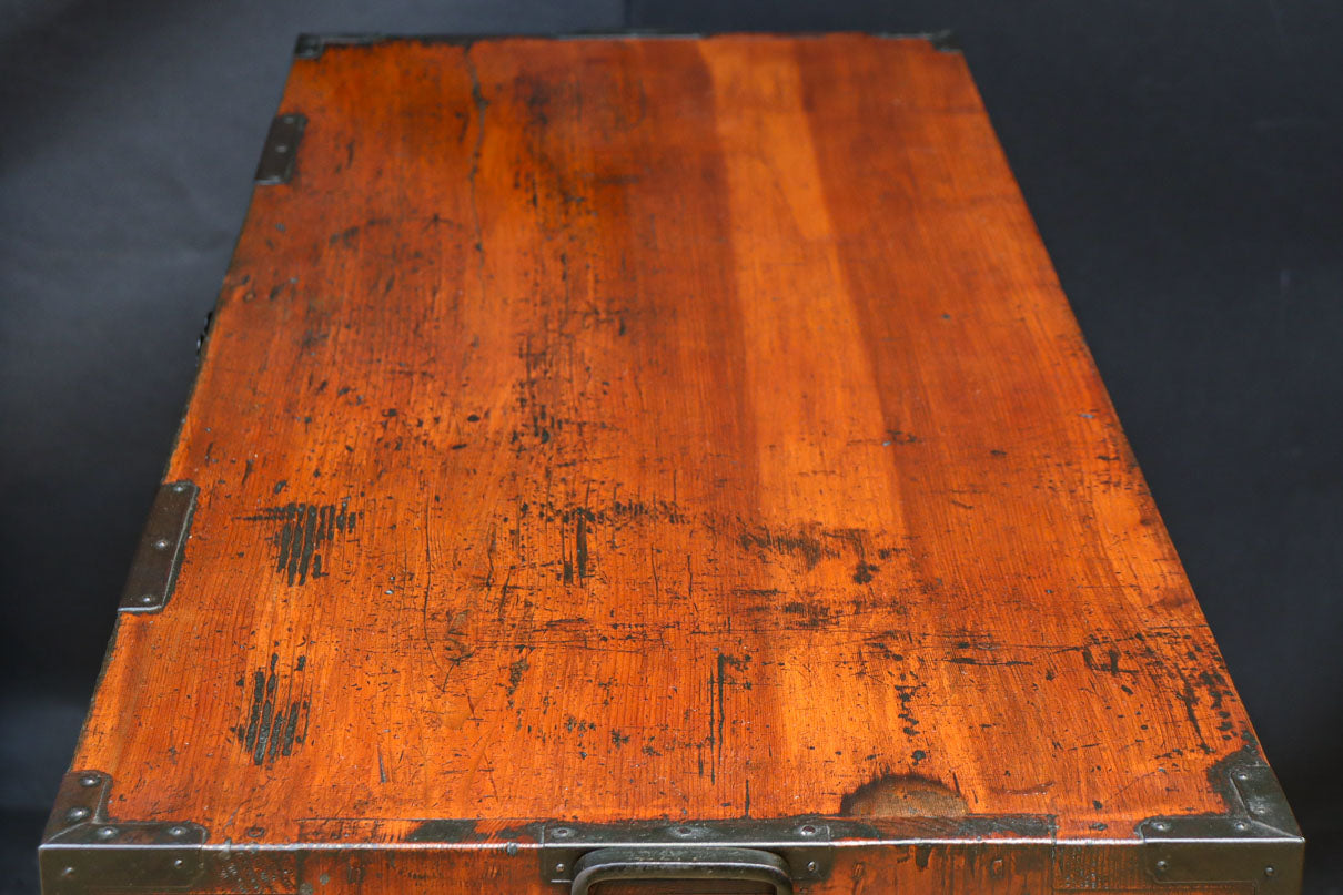 装飾金具が映えるアイアンフレーム付き衣裳箪笥　BB3107