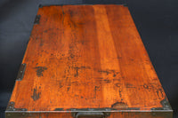 装飾金具が映えるアイアンフレーム付き衣裳箪笥　BB3107