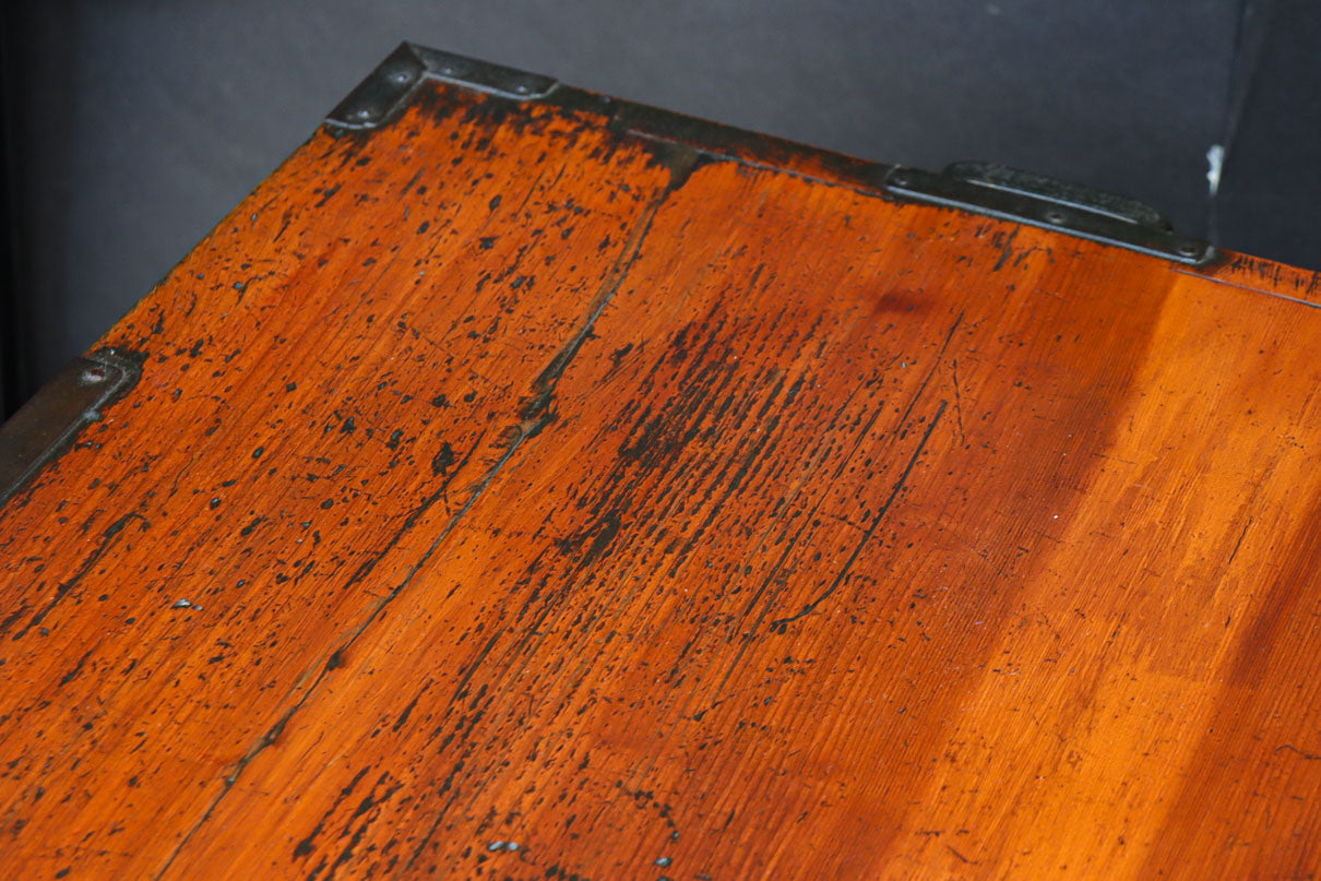 装飾金具が映えるアイアンフレーム付き衣裳箪笥　BB3107