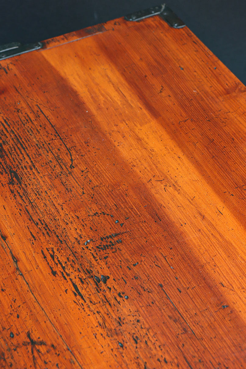 装飾金具が映えるアイアンフレーム付き衣裳箪笥　BB3107