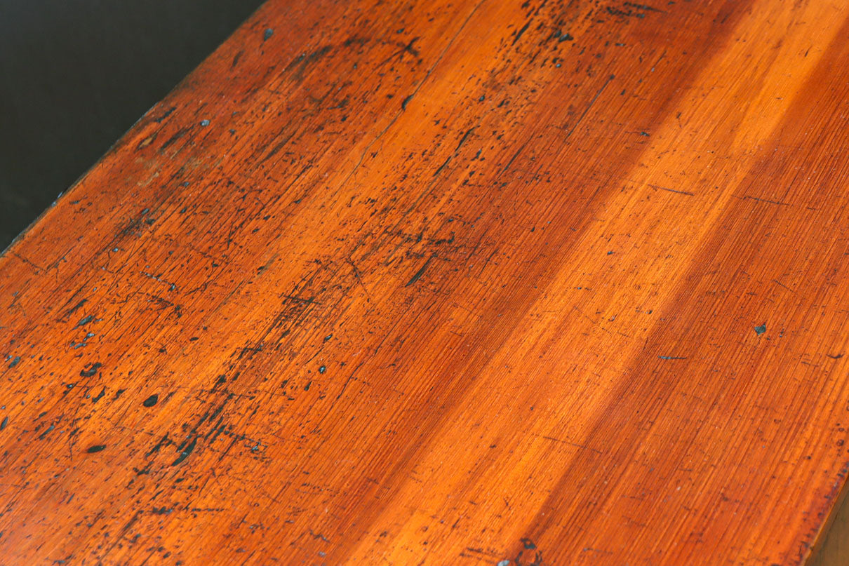 装飾金具が映えるアイアンフレーム付き衣裳箪笥　BB3107