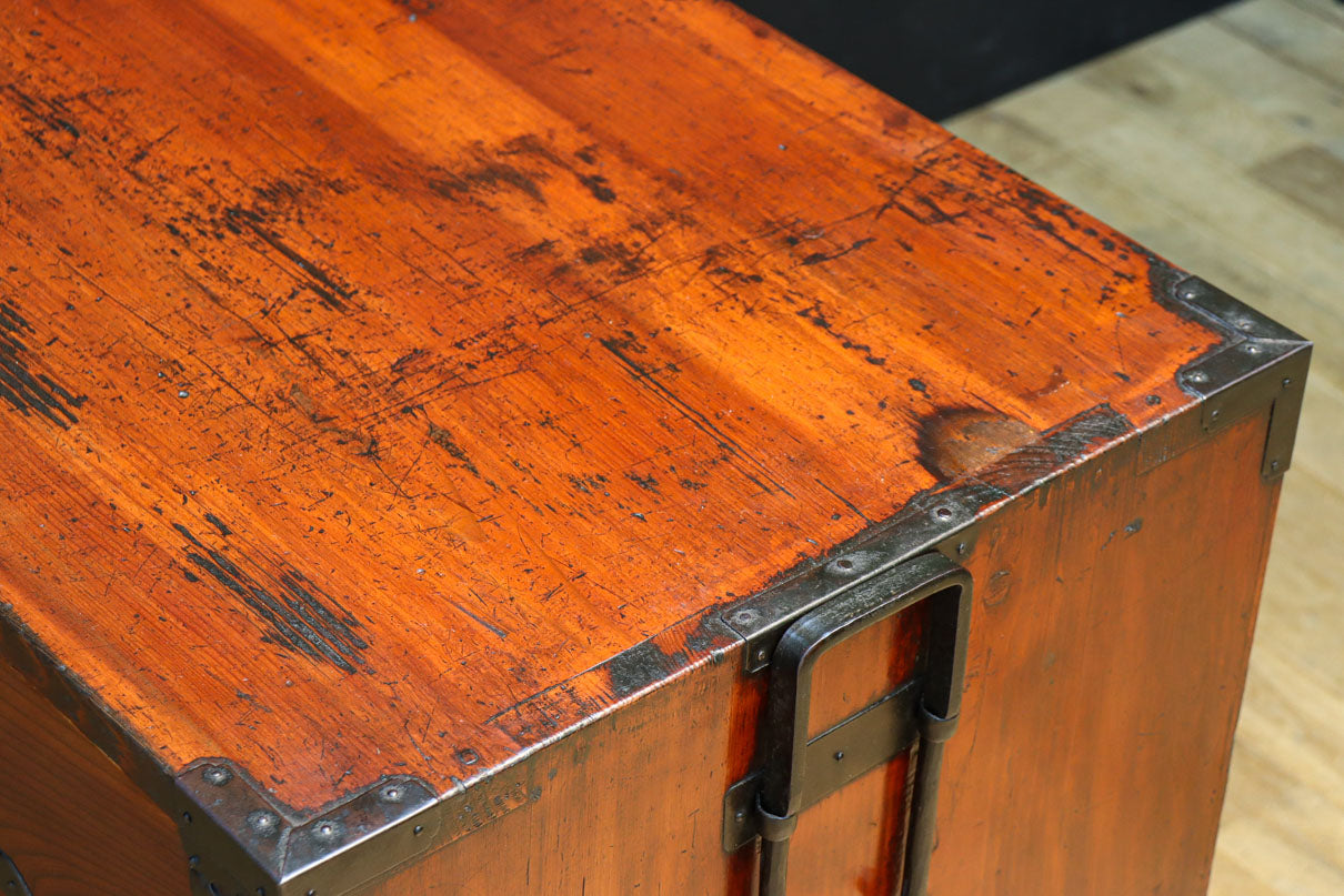 装飾金具が映えるアイアンフレーム付き衣裳箪笥　BB3107