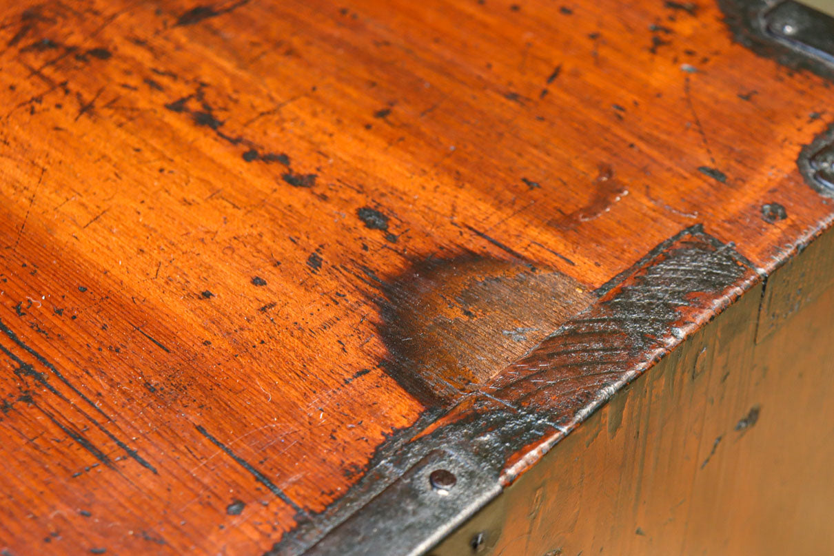 装飾金具が映えるアイアンフレーム付き衣裳箪笥　BB3107