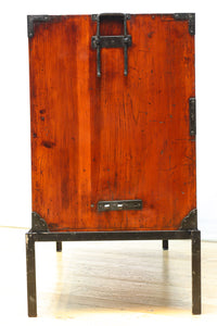 装飾金具が映えるアイアンフレーム付き衣裳箪笥　BB3107