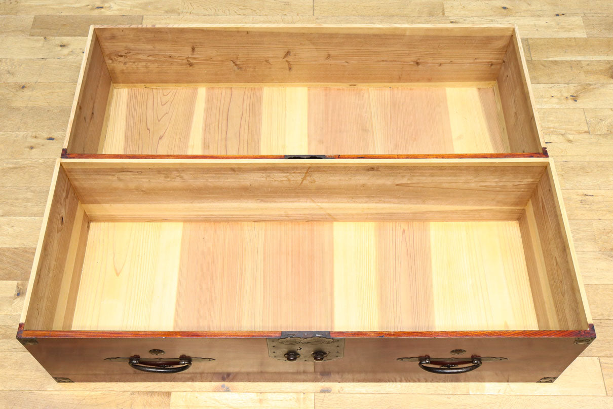 装飾金具が映えるアイアンフレーム付き衣裳箪笥　BB3107