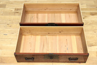 優美な杢目と装飾金具で味わいのある庄内衣裳箪笥　BB3108