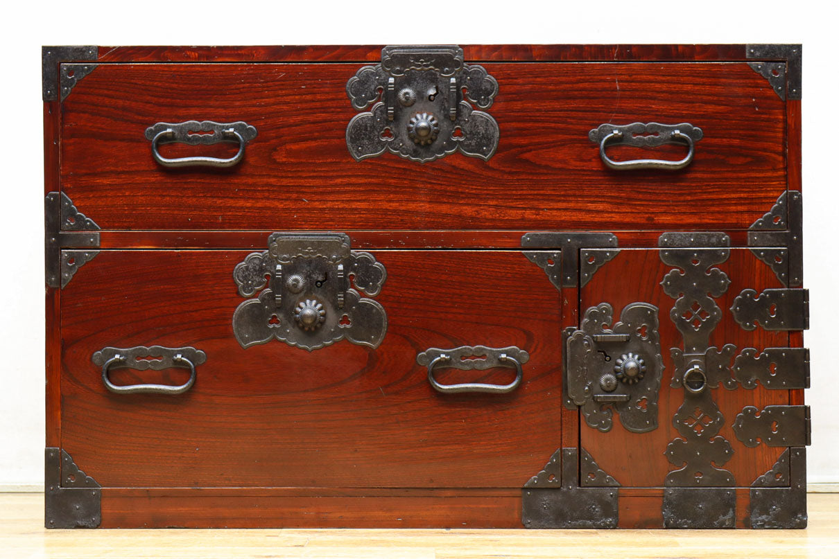 大振りの装飾金具で趣きのある庄内衣裳箪笥　BB3109