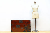 大振りの装飾金具で趣きのある庄内衣裳箪笥　BB3109