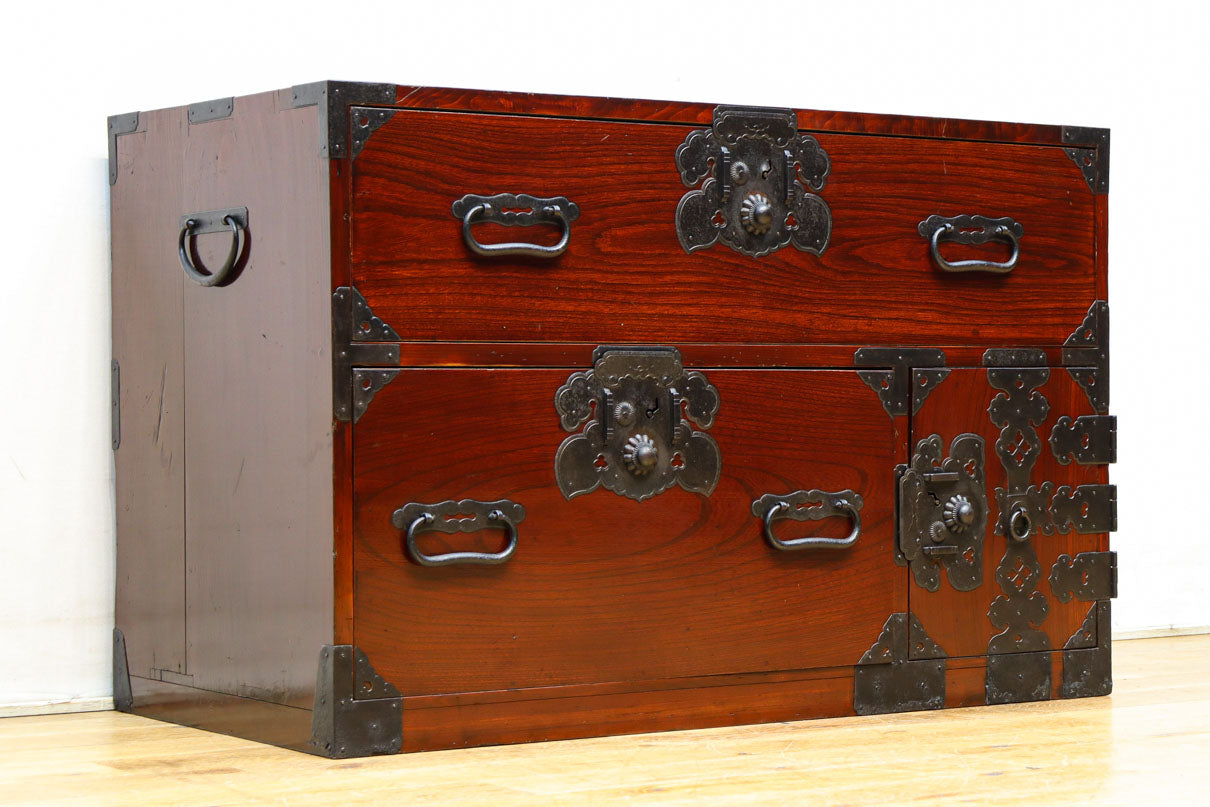 大振りの装飾金具で趣きのある庄内衣裳箪笥　BB3109