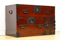 大振りの装飾金具で趣きのある庄内衣裳箪笥　BB3109